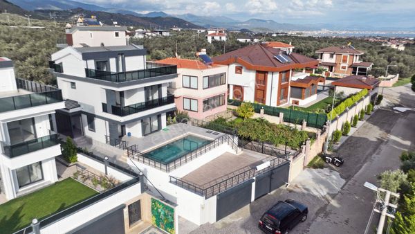 Ayanoğlun'dan Gürede Denize Panoramik Deniz Manzaralı Havuzlu Genişl 7+1 Satılık Tam Müstakil Villa