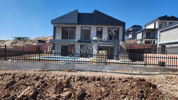 Kaçmaz'dan Dıess Villarında 4+1 Lüks Müstakil Havuzlu Villa