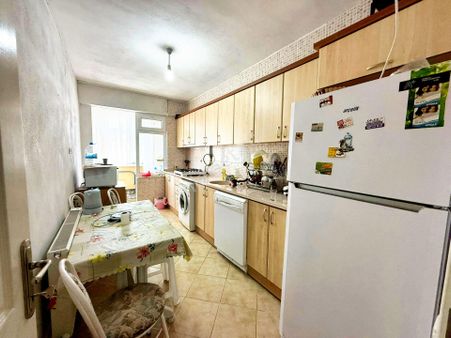 🛑🛑aktiften Akçay'da Satılık Denize Yakın Çift Balkonlu Ön Cephe Geniş 2+1daire