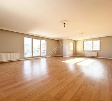 Çekmeköy Yapı Gayrimenku'den Cadde Üstünde 3+1 Ara Kat Daire !!