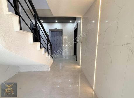 Aydoğmuş'ta Ebeveyn Banyolu Diyotin Camlı Havuzlu Lüks 2+1