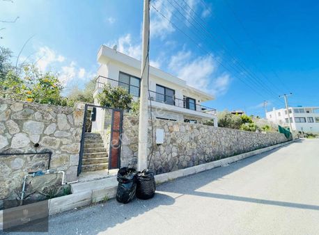 Bodrum Yalıkavak'ta Merkezi Konumda Satılık 4+1 Villa