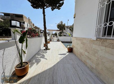 Çamlıkta Denize Yürüme Mesafesinde Masrafsız Havuzlu Tripleks