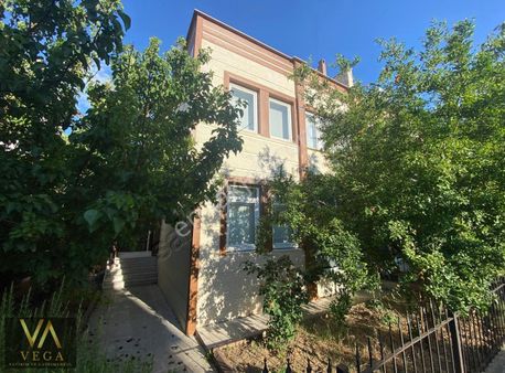 Güzelyurt'ta Satılık Müstakil Bahçeli 4+1 Tripleks Villa