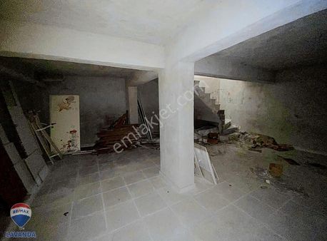 Remax Lavandadan G.m.k.p Mahallesinde Depolu Dükkan