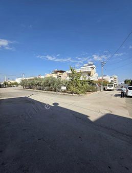 Güzelevler Mahallesi Satılık 2 Katlı Köşebaşı 3+1 Müstakil Ev