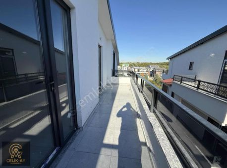 Başiskele De Satılık 2+1 Ebeveyn Banyolu Eğimsiz Dublex Daire