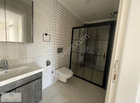 Foça Mahallesi'nde 2+1 Müstakil Girişli Havuzlu Daire