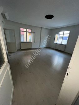 Ümraniye Çakmak Tavukçuyolu Caddesi Varan Caddesi Metro Yürüme Mesafesi 2.kat 2+1 90 Metre