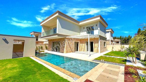 Kuşadasında Plaja 200 Mt. Avm'lere Çok Yakın Özel Havuzlu 4+1 Tek Müstakil Sıfır Villa