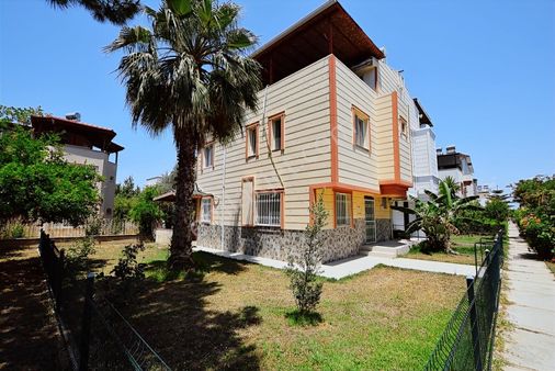 Antalya Kadriye'de İkiz Yarısı Site İçi 4+1 Bahçeli Villa