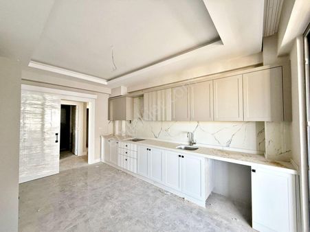 Fıstıklık'ta Geniş Oturum Az Katlı Cam Balkonlu Ultralüx 2+1