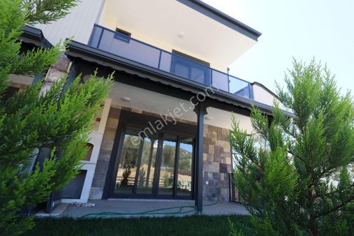 Aygülden Güre'de Ön Cephe Ayrı Mutfak Verandalı Geniş Balkon Ve Teraslı Barbekülü 4+1 Müstakil Villa