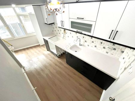 Akçay'da Aygülden Denize Çok Yakın Köşe Ön Cephe Ayrı Mutfak Geniş Balkonlu Kaçmaz 3+1 Satılık Daire