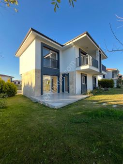 Davutlar ‘da Havuzlu Site İçerisinde 3+1 Villa