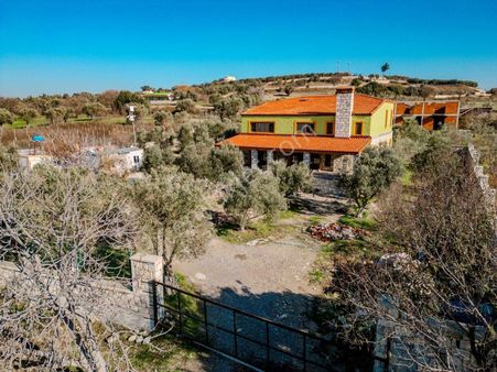 Urla'da 2500 M2 İçinde Özel Tasarım Butik Çiftlik Evi