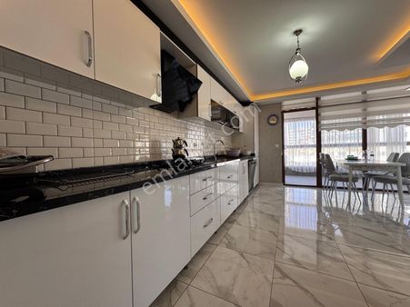 Pursaklar Mehmet Zengin Emlak'tan Otoparklı Çift Banyolu 1.kat 4+1 Lüks Sitede