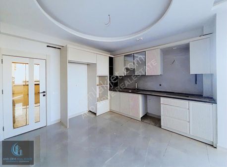 Mersin Mezitli'de Teraslı Havuzlu 4+1 Kullanımlı İskanlı Daire