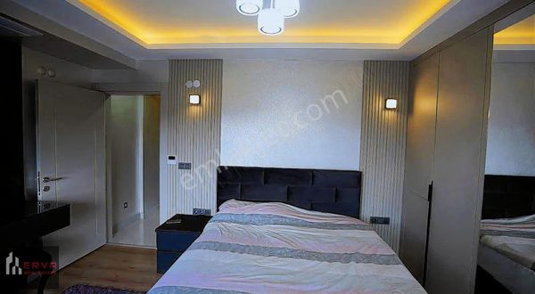 Urla İskele'de Deniz Manzaralı Tripleks Eşyalı Villa