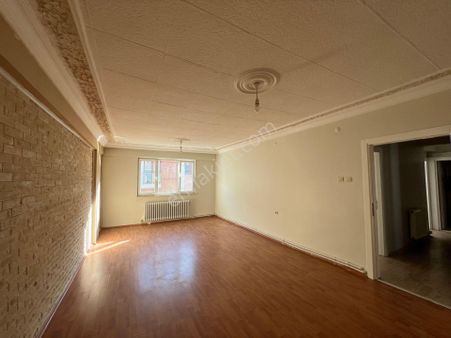 Akademi'den Yenibağlar'da Balkonlu Köşe 3+1 Satılık Daire