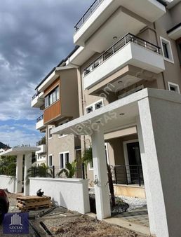 Havuzlu Sitede Yeni Ara Kat Satılık 1+1 Daire