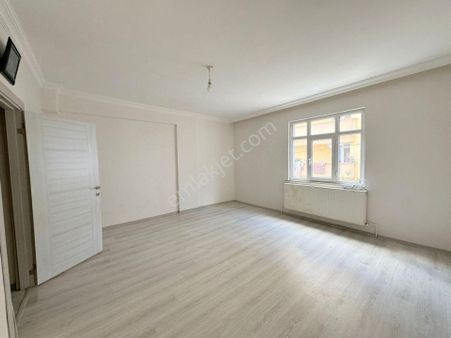 Mertcan'dan Caddeye 2dk Ara Kat 20m2 Arsa Tapulu Balkonlu 2+1