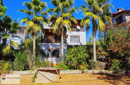 Duacı'da Duayen Konakları'nda Yüzme Havuzlu Tripleks 5+1 Villa