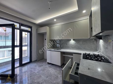 Oscar'dan Çamlıca'da Tramvay Durağı Karşısı Ara Kat 2+1