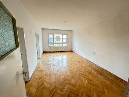 Taner'den Dikmen Sokullu Çelikkale Sokak'ta 3+1 Orta Kat Kombili