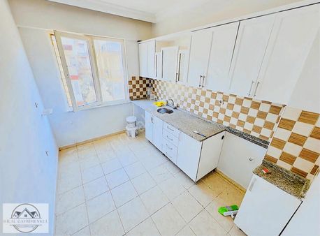 Hilal Gayrimenkulden Yol Cephe Çift Balkon Arakat