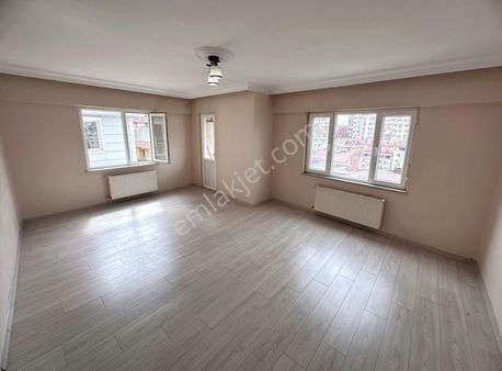 Tuncay'dan Mecidiyeköy'de Manzaralı 3+1 Eşyasız Balkonlu