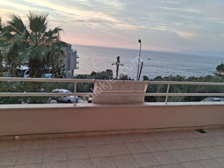 Kuşadası Marinada Doğalgazlı Havuzlu Denize Sıfır Sitede 3+1