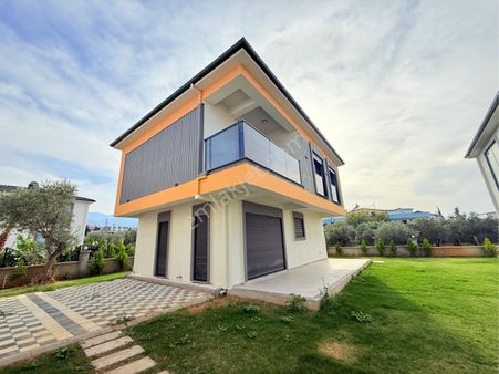 Kuşadası Davutlar’da Havuzlu Sitede 3 + 1 Satılık Villa