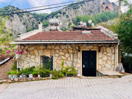 Şahin Gayrimenkul’den Fethiye Tarihi Kral Amintas Kaya Mezarları Bölgesinde Satılık Müstakil Taş Ev