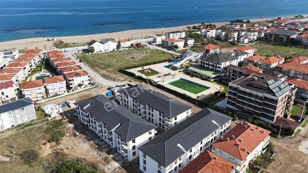 Karasu’da Harika Lokasyonda, Havuzlu Site İçi Deniz Manzaralı Satılık 1+1 Daireler.