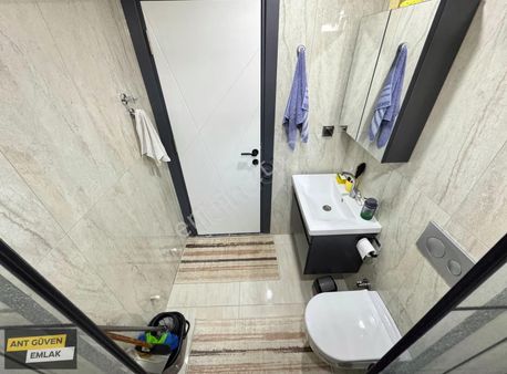 Yeniköyde Eşyalı Satılık Asansörlü 1+1 Cam Balkonlu Daire