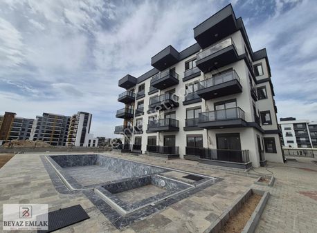 Altıntaş Mh. Havuzlu Sitede Balkonlu Asansörlü 1+1 Daire