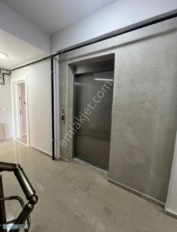 Emiray Dan Çakmak Mahallesinde Ana Caddeye Komşu Satılık 2+1