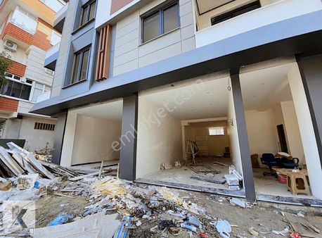 Canlı Cadde Üzerinde Cephe Seçenekleriyle 3 Adet Depolu Dükkan