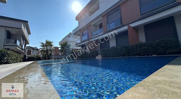 Menderes Gölcükler Site İçerisinde Geniş Bahçeli Triplex Villa