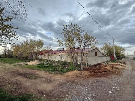 A-k Emlaktan Adsızda Toplam 1045 M2 Satılık Çiftlik