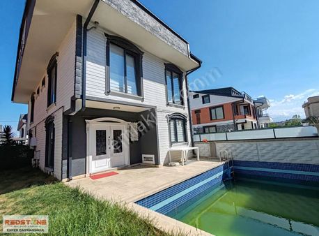Kocaali Alandere'de Deniz Gören Havuzlu, Eşyalı, 4+1 Villa