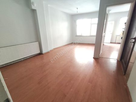 Bağcılar 100. Yıl Mahallesinde 2+1 Satılık Arakat Daire