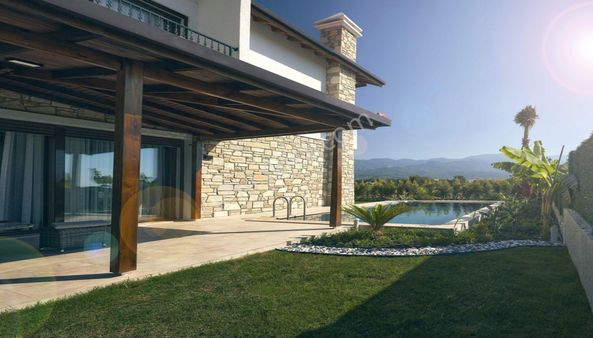 Kuşadası Davutlarda Özel Havuzlu Geniş Bahçeli Satılık Sıfır Villa