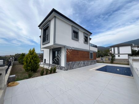 Zirve Gayrimenkul'den Köşe Konumda Havuzlu Bahçeli Tam Mustakil 4+1 Villa