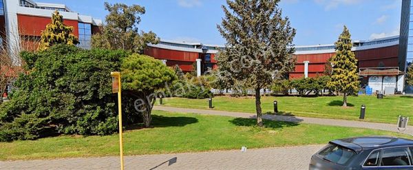 Remax Leon Buttim İş Merkezinde E Blok Giriş Kat Camlı Mağaza