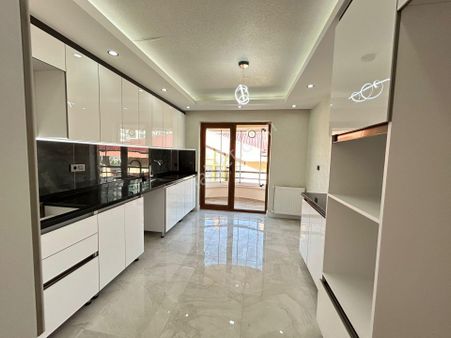 Taner'den Dikmen Caddesinde 4+1 Çift Banyolu Asansörlü Ön Lüks