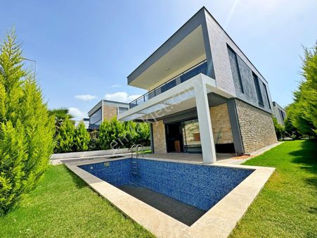 Kuşadası Davutlarda Özel Havuzlu 4+1 Müstakil Villa