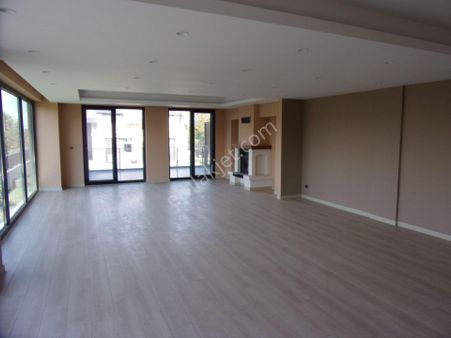 Zekerıyaköy Sitede 4+1 550 Metrekare Dört Katlı Muhteşem Kiralık Villa