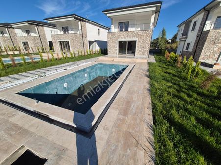 Sabri Pınarbaşı Gayrimenkul'den Akçay'da Satılık Sıfır Tek Müstakil Havuzlu Villa